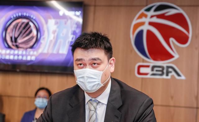 希腊小岛塞佛伦尼亚岛，纯美舒适，仿若世外桃源。岛平易近世代栖身糊口在这里，与世无争。但是二战烽烟很快打破了这份安好平和。意年夜利军团上尉安东尼奥·柯莱利（尼古拉斯·凯奇饰）率领兵士驻扎进小岛，两边都连结着敌对的间隔。跟从柯莱利的惟有一把排解孤寂的曼陀林琴。一次偶尔的机遇，柯莱利相逢本地姑娘佩拉吉娅（佩内洛普·克鲁兹饰）。两人在最初的相处中格格不进，但佩拉吉娅优雅的举止与坚韧的性情很快感动了柯莱利的心，柯莱利天籁般的琴声也令佩拉吉娅向往不已。但是夸姣的光阴老是如斯短暂，跟着战事的日趋邻近，坠进爱河的两人不能不做出最后的决定。                                  　　这部产生在二战硝烟烽火中动人至深的恋爱故事《战地恋人》，改编自英国闻名作家路易斯·德·伯尔涅斯的畅销小说《柯莱利上尉的曼陀林》。女主角佩内洛普·克鲁兹凭仗此片荣获2001年第14届欧洲片子奖“不雅众-最好女演员”提名。